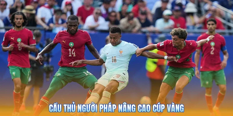 Cầu thủ người Pháp nâng cao cúp vàng